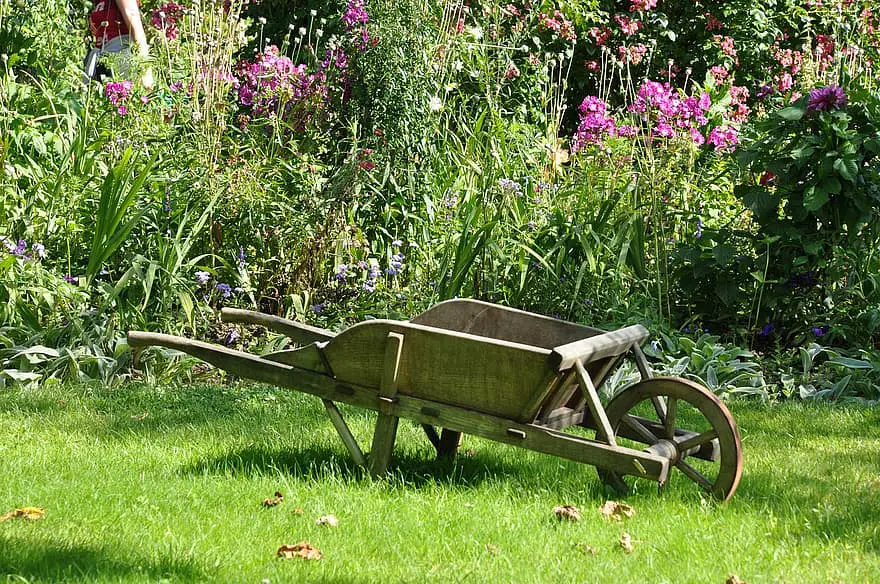 How to Choose the Best Wheelbarrow: Buying Guide & Reviews of Top Rated Wheelbarrows 