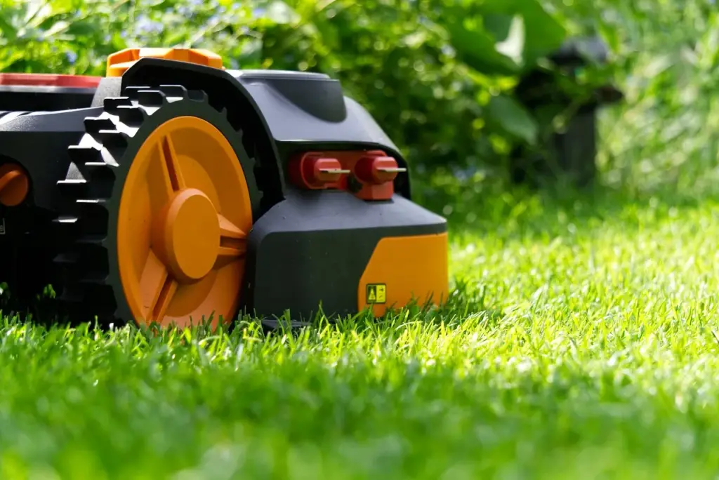 Top 6 Best Robot Lawn Mower Reviews - Buying Guide